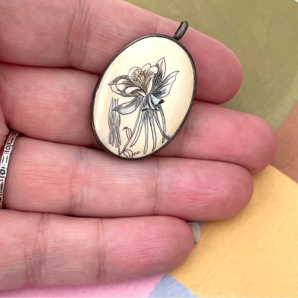 Vintage signed scrimshaw style pendant columbine flower silver plate? - Picture 7 of 10
